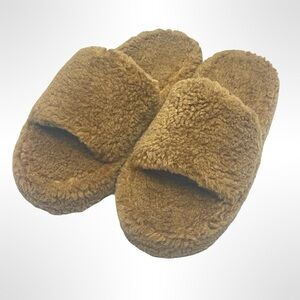 Posee Cozy Brown Fuzzy Slippers in mint condition size 39-40